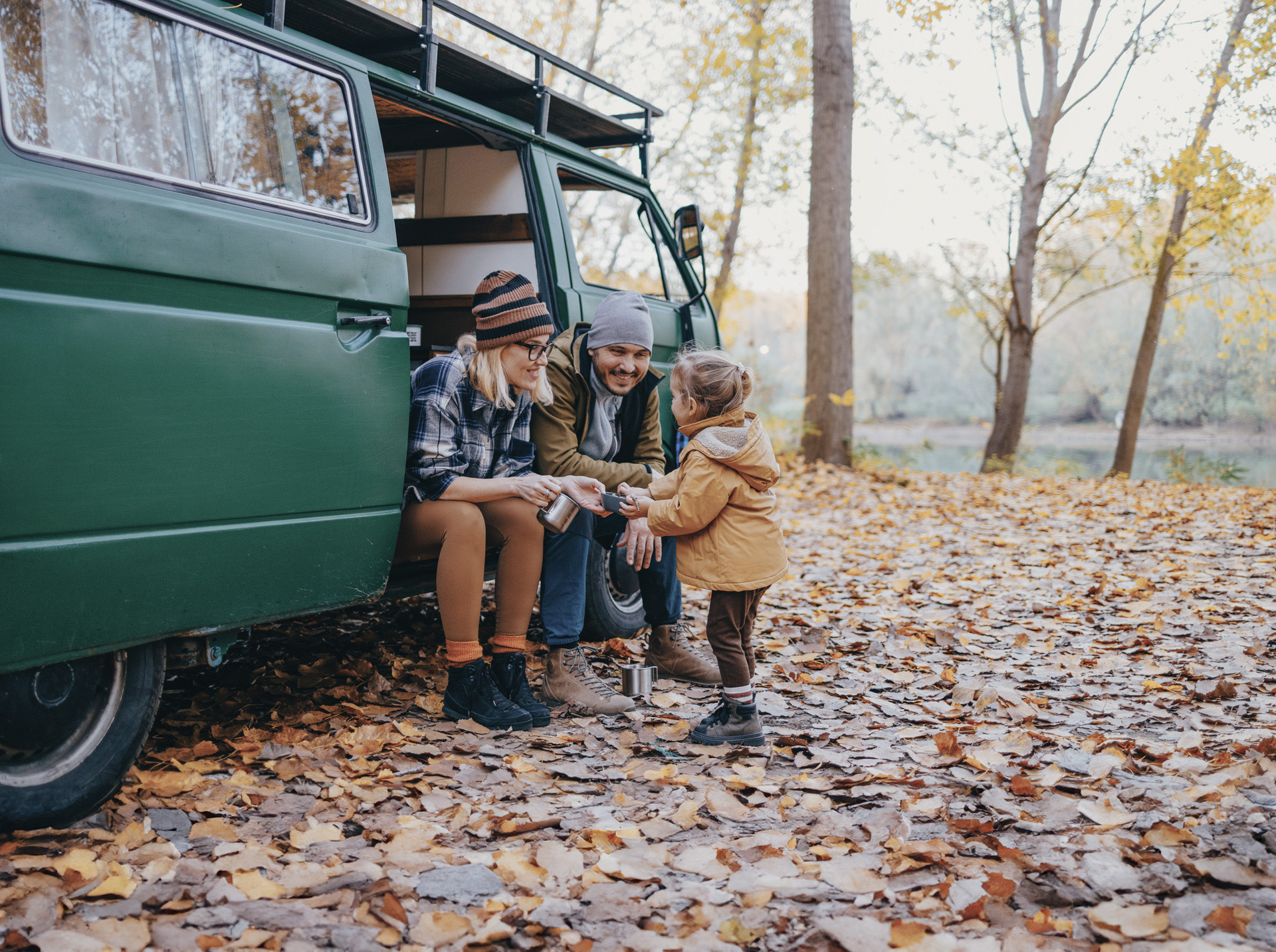 Familienausflug mit dem Bus in den Wald